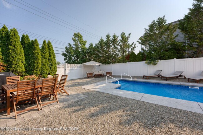 Building Photo - 322 Broadway