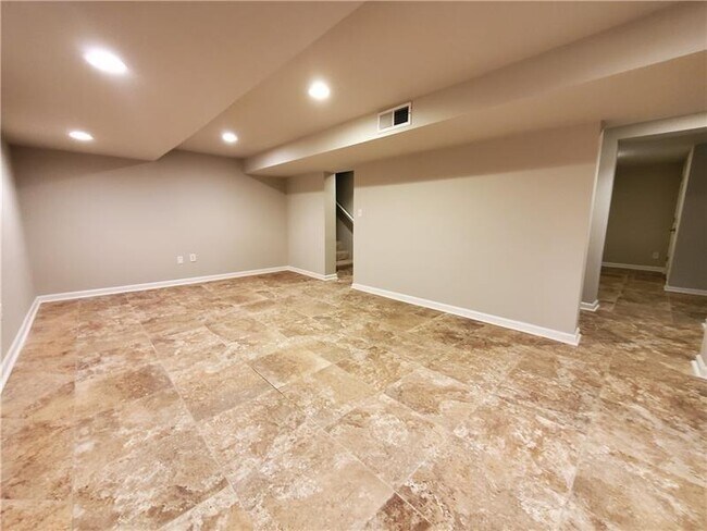 Building Photo - 4615 Mystic Dr NE