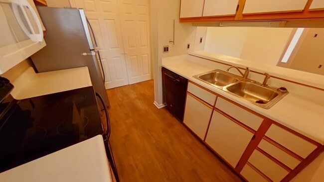 Building Photo - 300 Waterdown Dr