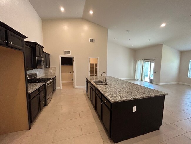 Building Photo - 10406 Alondra Dr