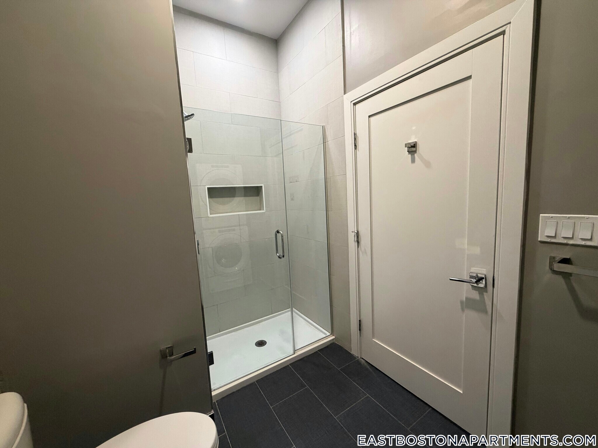 Building Photo - 656 Saratoga St