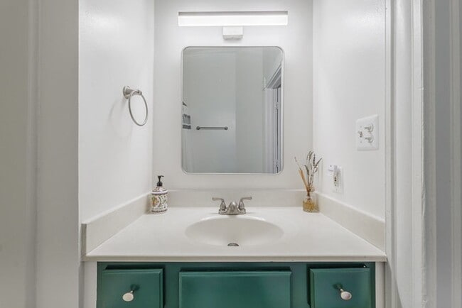 Building Photo - Beautiful historic Church Hill Rowhome for...