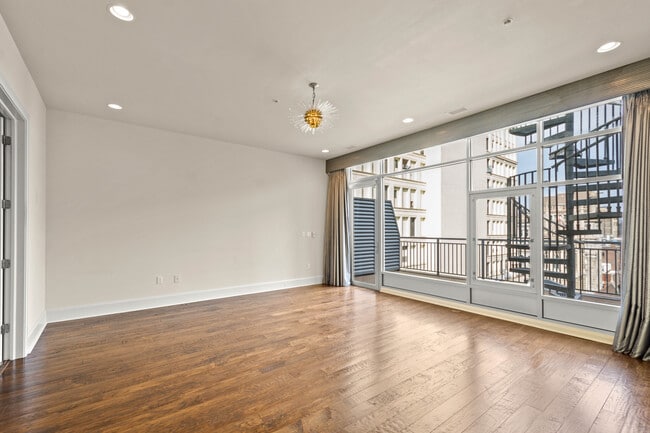 Building Photo - 301 Fifth Ave