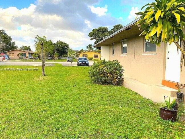 Building Photo - 5820 SW 27th St