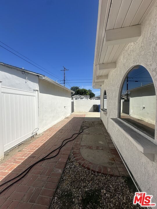 Building Photo - 7359 Amestoy Ave