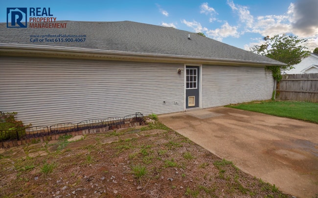 Building Photo - Adorable 2bd 2 ba home with fenced in yard and attached garage!