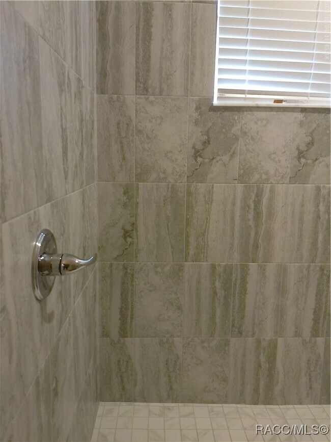 Building Photo - 1381 N Spend a Buck Dr