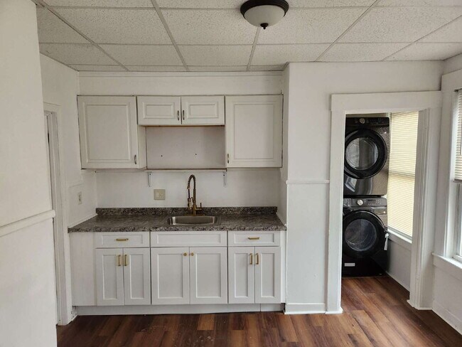 Building Photo - Spacious 4-Bedroom Apartment in Nashua, NH - Don't Miss Out!