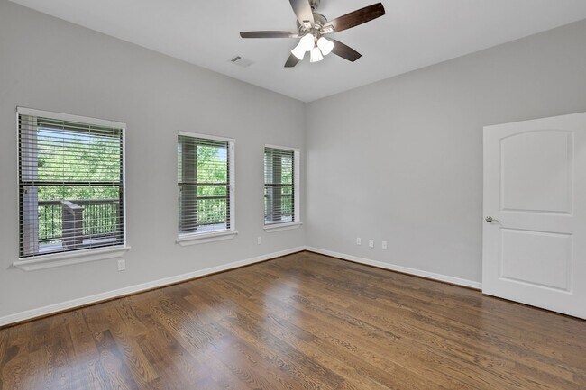 Building Photo - 270 Lake Grove Dr
