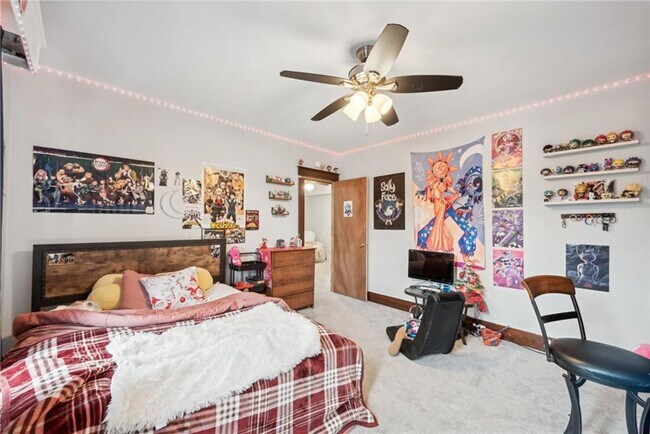 Building Photo - Bright and Roomy 6-Bedroom in McKees Rocks with Garage