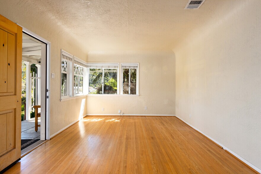 Building Photo - 4841 Avoca St