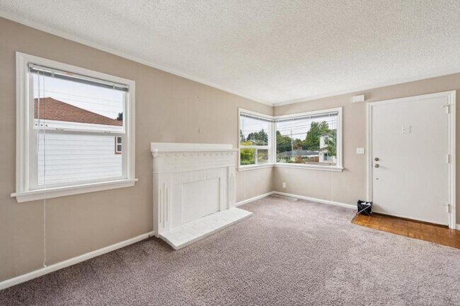 Building Photo - 3 bedroom in Seattle WA 98117
