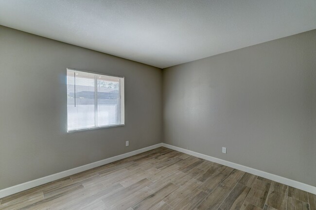 Building Photo - AVAILABLE NOW - REMODELED IN TEMPE!!!