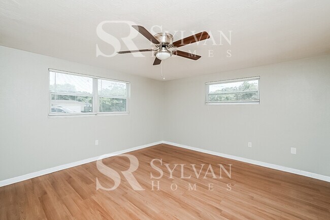 Building Photo - The living is easy in this 3 bedroom, 1 bathroom home