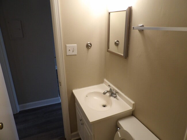 Building Photo - 903 Collins Ln