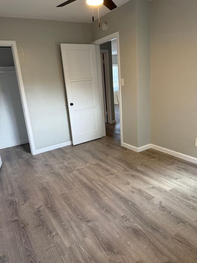 Building Photo - Cable