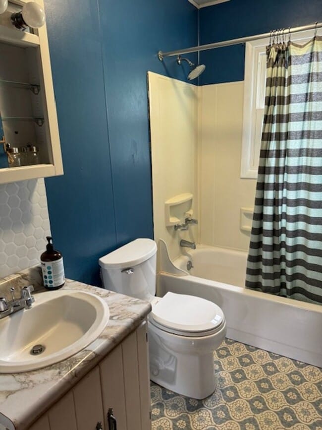 Building Photo - Above Garage Apartment