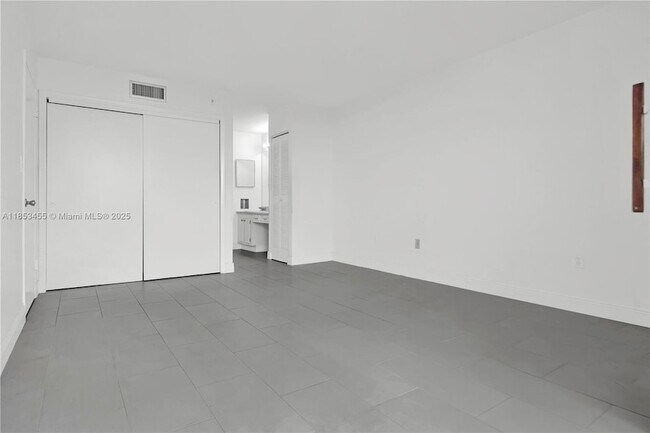 Building Photo - 16751 NE 9th Ave