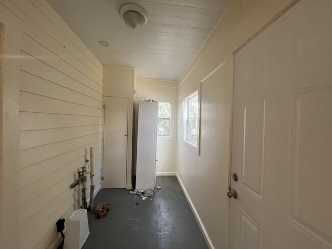 Building Photo - 843 Ingleside Dr