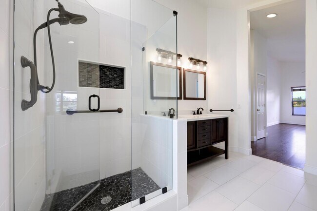 Building Photo - 2843 SW Mariposa Cir