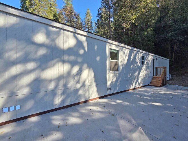 Building Photo - 824 S 1st St