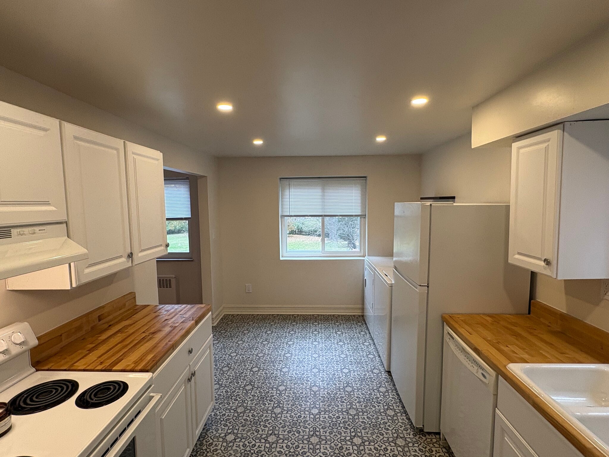 Bright kitchen with recessed lighting - 6035 Oakwood Ave