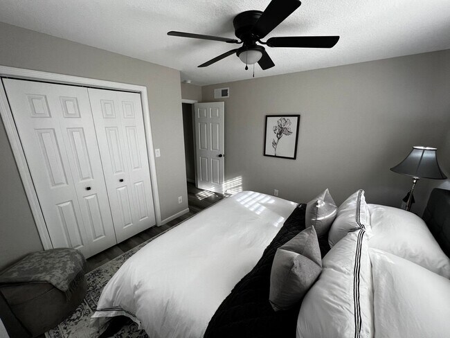 Building Photo - beautiful updated large home