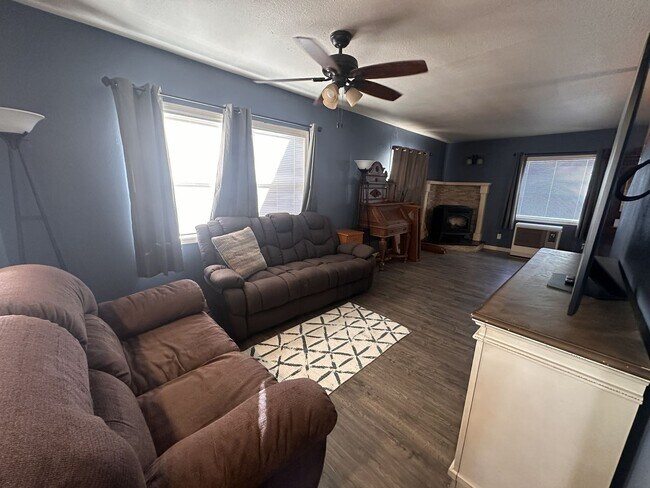 Building Photo - 3-bedroom, 2-bathroom Home