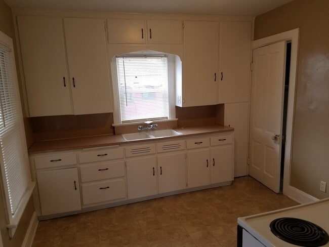 Building Photo - 3 bedroom 1 bath house