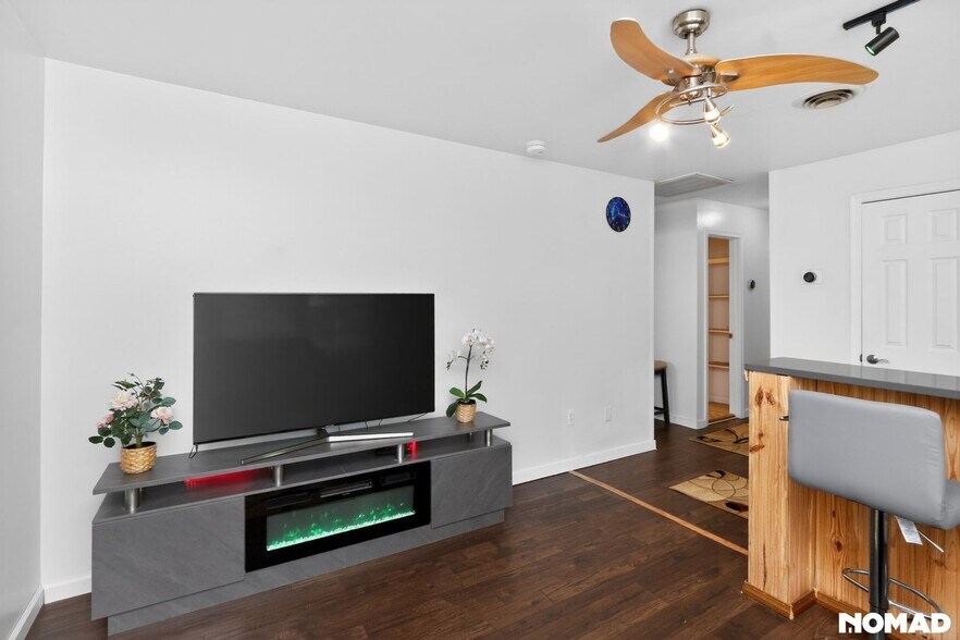 Building Photo - 14714 Edgewater Dr