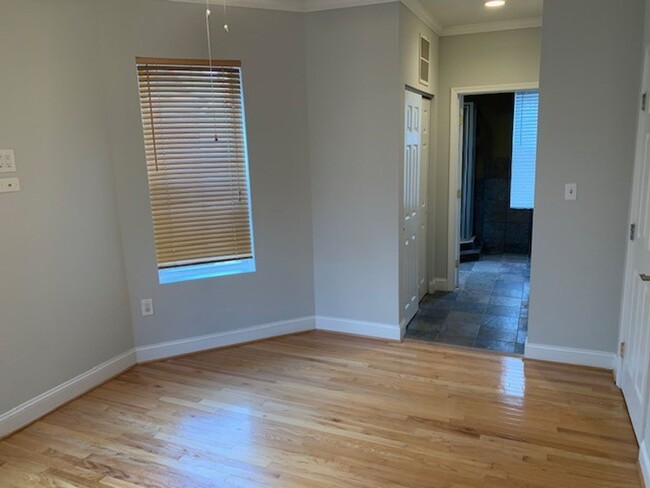 Building Photo - 2 BR/3.5 BA Updated Columbia Heights Row H...