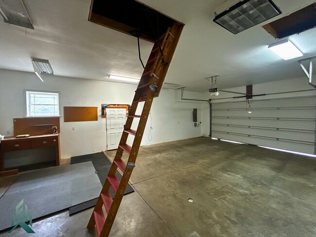 Building Photo - Modern and Spacious 3 Bed/2.5 Bath Home