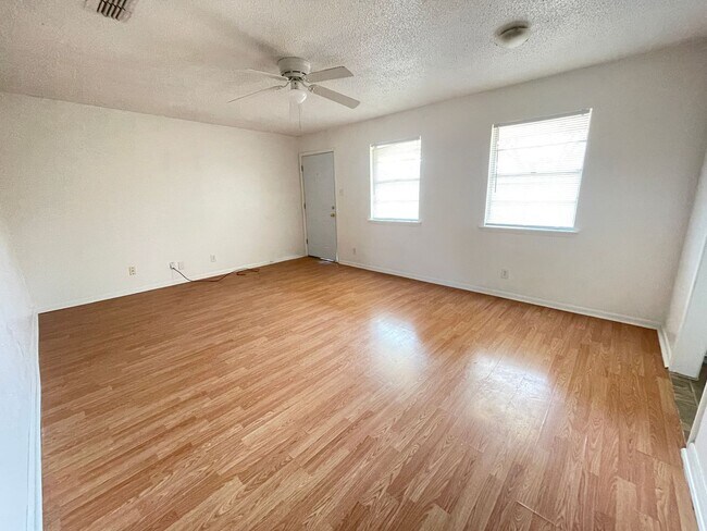 Building Photo - 101 E Cardinal Ln