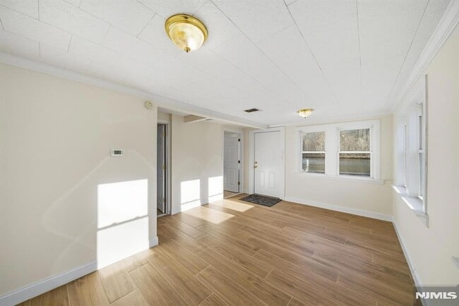 Building Photo - 75 Lakeview Terrace