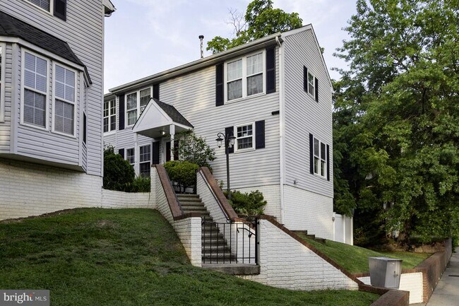 Building Photo - 132 E Glebe Rd
