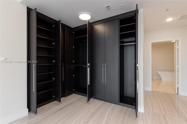 Building Photo - 17111 Biscayne Blvd