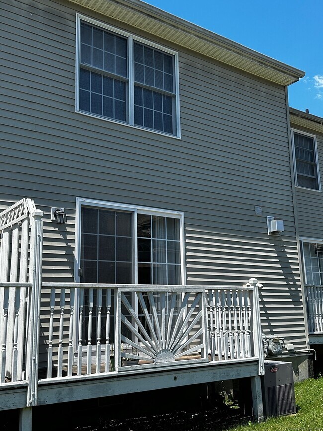 Building Photo - 44 Taft Pointe