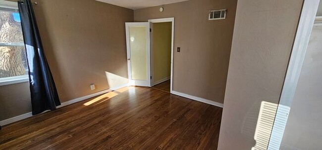 Building Photo - 3 Bedroom 1.5 Bath Old Southwest Reno Home...