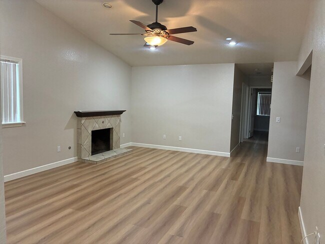Building Photo - 3 Bedrooms with big backyard