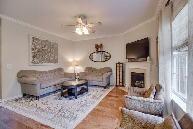 Building Photo - Pristine 5 Bed Fenced Franklin Home!