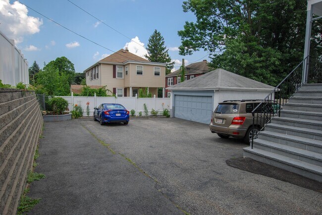 Building Photo - 159 Forest St