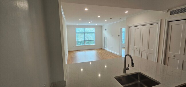 Building Photo - Luxury 1-Bed/1-Bath with Laundry in Unit