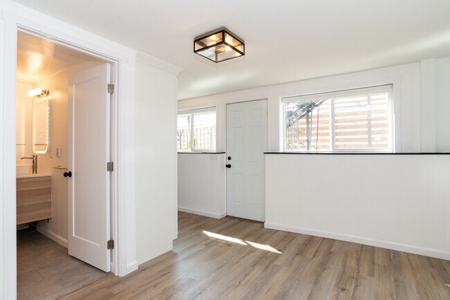 Building Photo - Fantastic 1 bedroom 1 bathroom condo in Queen Anne- Available NOW!