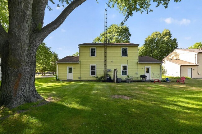 Building Photo - 6839-6841 Woodlake