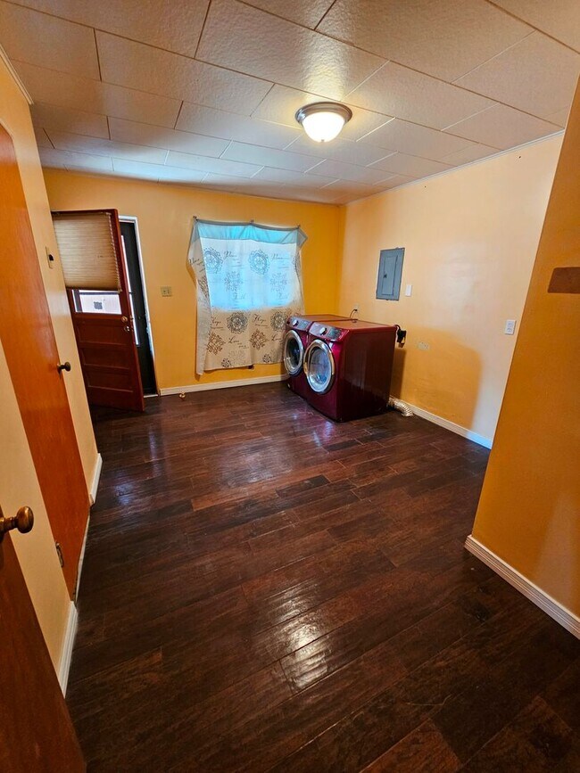 Building Photo - Beautiful Retro 3 Bd/2Ba Home Ready Lookin...