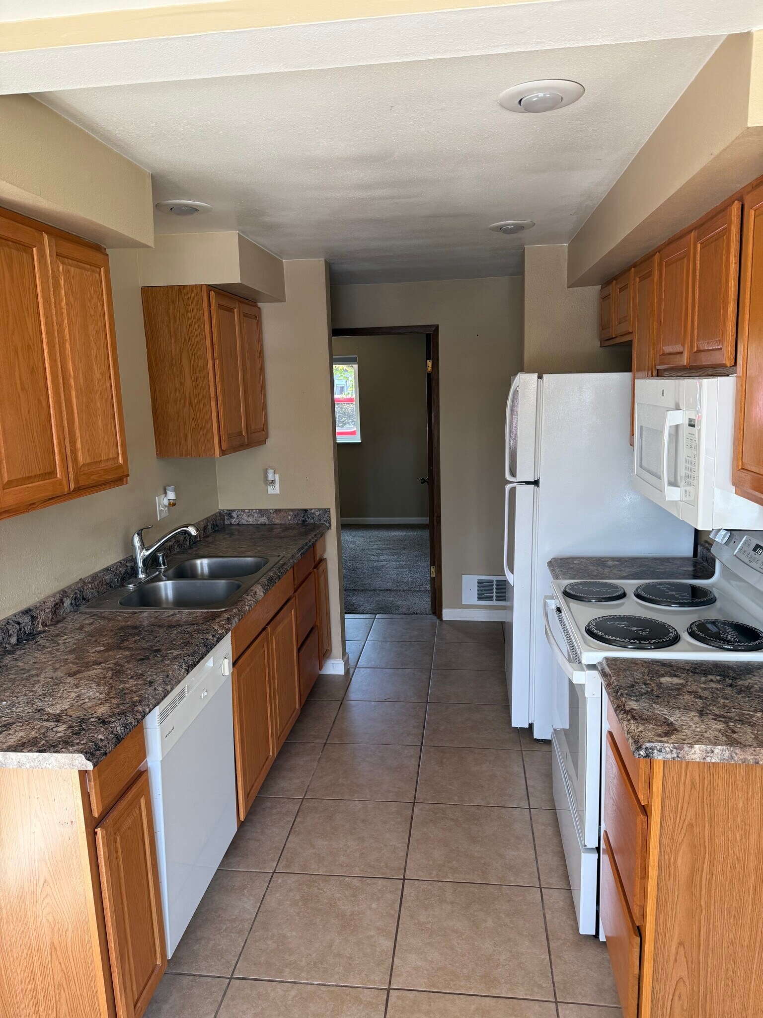 Building Photo - 712 Avenue B