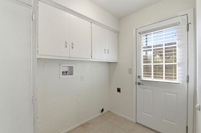 Building Photo - Move-In Ready Blossom Hill Gem – New Bathrooms and many upgrades!