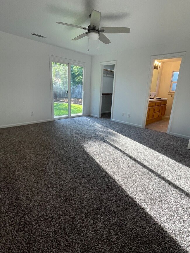 Building Photo - BEAUTIFUL 3 BEDROOM HOME FOR RENT
