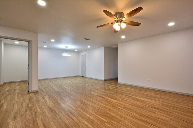 Building Photo - 1209 N Essex Ave