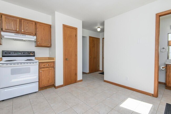Building Photo - 208 Applewood Ln